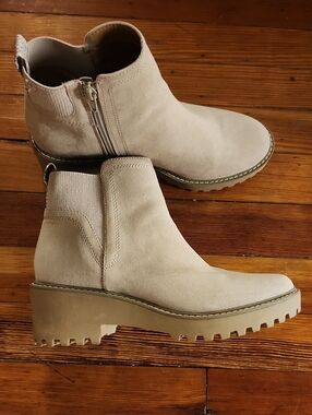 Universsal Threaf Ankle Boots